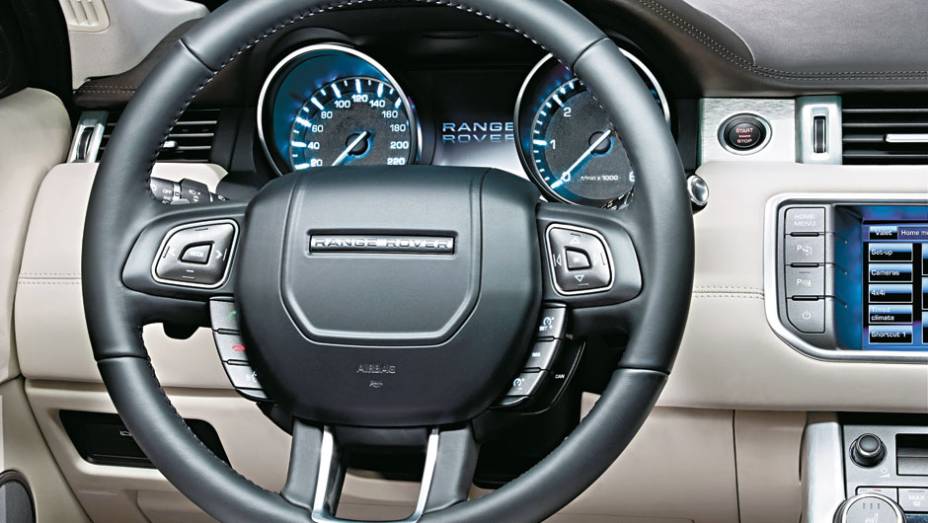 Comandos e botões estão sempre à mão do motorista Comandos e botões estão sempre à mão do motorista