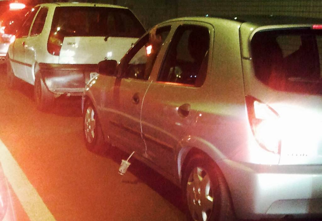 Viva voz O motorista estava com tanta pressa de se livrar do copo que conseguiu a proeza de prender o canudinho na porta!
