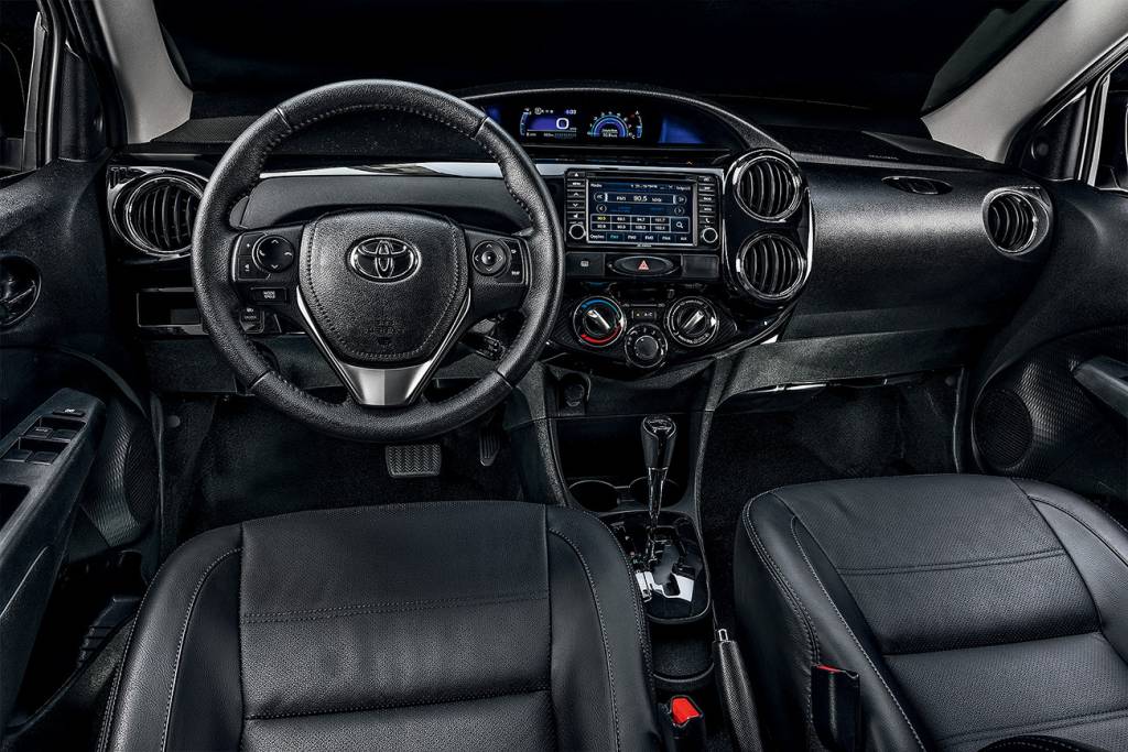 Toyota Etios Apesar da localização polêmica, painel digital do Etios tem funções interessantes