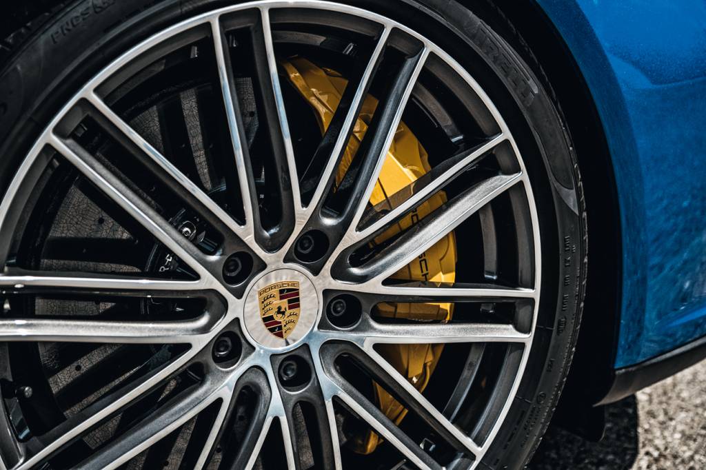 Porsche Panamera Rodas aro 21 vestem pneus de medidas diferentes na frente e atrás