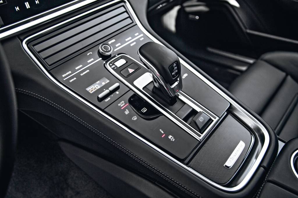 Porsche Panamera Boa parte dos botões do console foram para a tela central de alta definição