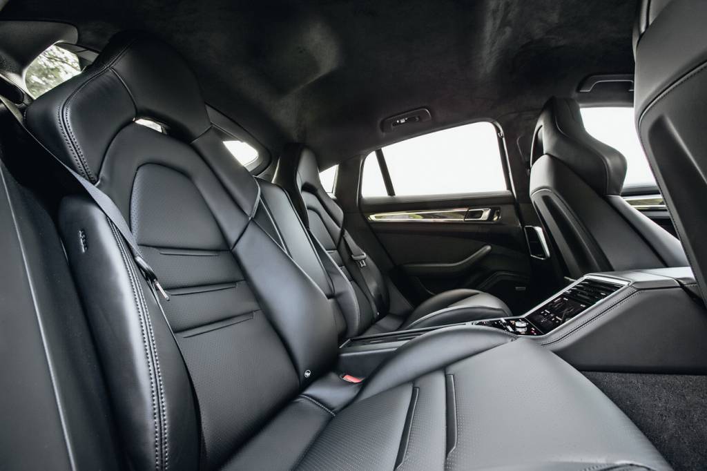 Porsche Panamera Atrás, espaço para pessoas com até 1,90 metro de altura