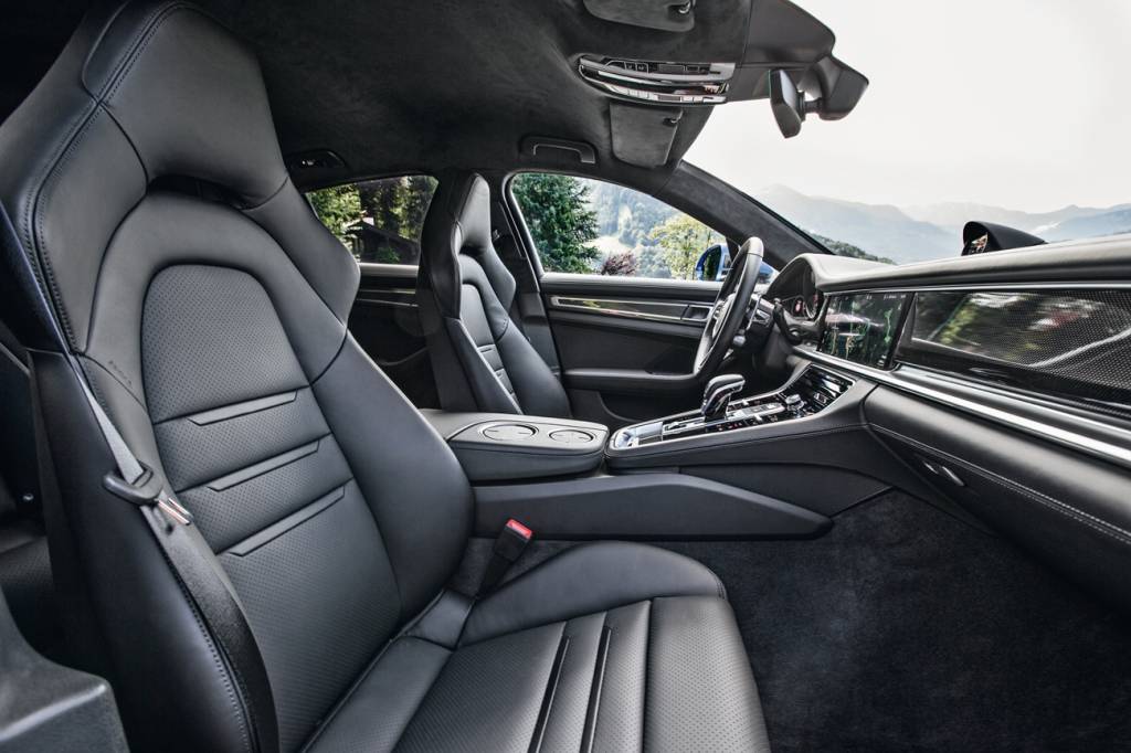 Porsche Panamera Os quatro bancos são do tipo concha, individuais