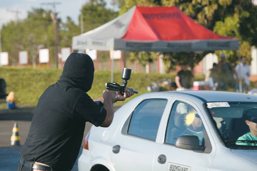 Na linha de frente Os tiros de paintball simulam o stress de ser alvejado na rua