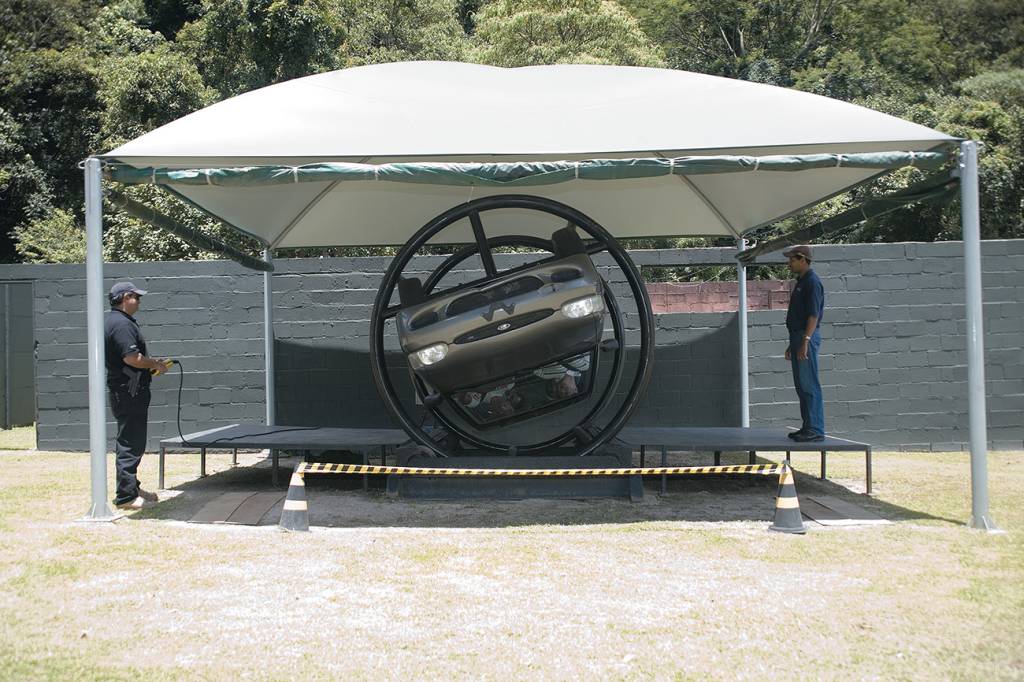 Na linha de frente Dispositivo simula a capotagem de um carro