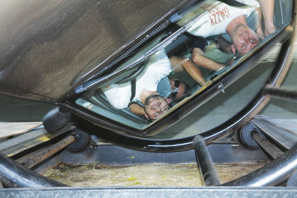 Na linha de frente Alunos precisam aprender a se virar para sair de um carro de ponta cabeça