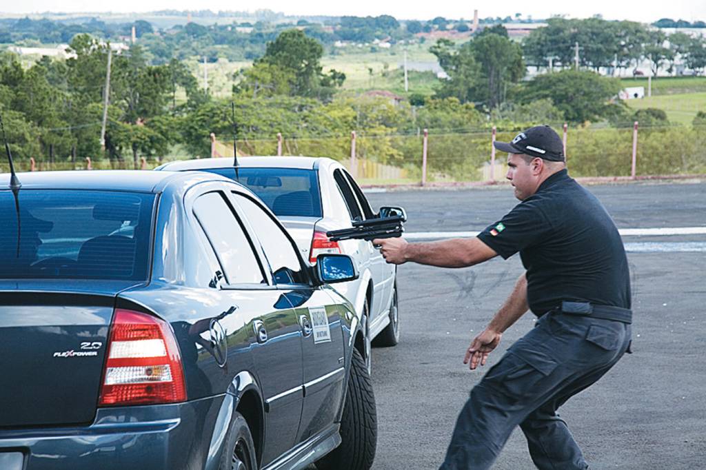 Na linha de frente No curso, o motorista deve se habituar a reagir com uma arma apontada