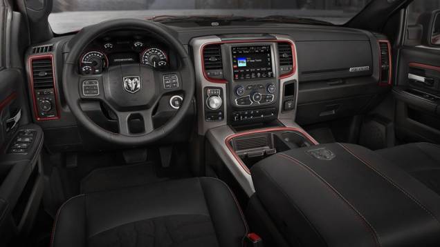Modelo feito para uso fora de estrada tem cabine com bastante conforto | <a href="https://preprod.quatrorodas.abril.com.br/noticias/saloes/detroit-2015/ram-revela-picape-1500-rebel-2015-825402.shtml" rel="migration">Leia mais</a> Modelo feito para uso fora de estrada tem cabine com bastante conforto | <a href="https://preprod.quatrorodas.abril.com.br/noticias/saloes/detroit-2015/ram-revela-picape-1500-rebel-2015-825402.shtml" rel="migration">Leia mais</a>