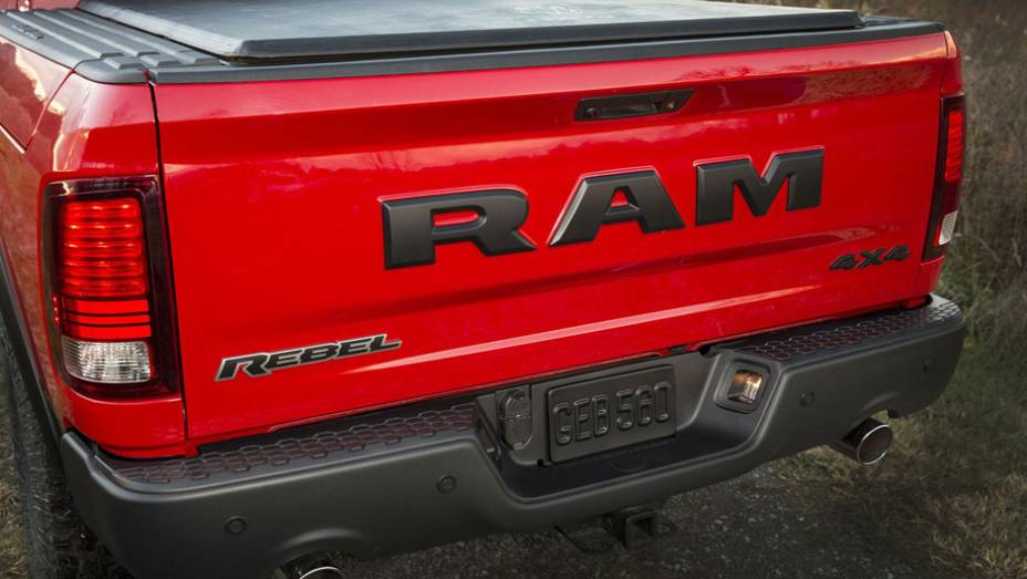 Tampa traseira coberta por nomes da marca, modelo e versão da picape | <a href="https://preprod.quatrorodas.abril.com.br/noticias/saloes/detroit-2015/ram-revela-picape-1500-rebel-2015-825402.shtml" rel="migration">Leia mais</a>