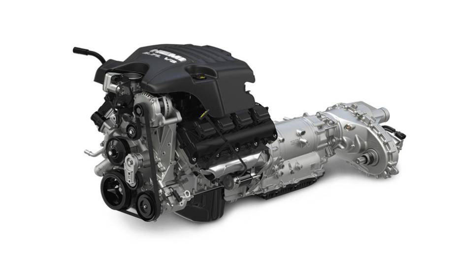 No topo fica a V8 Hemi de 400 cavalos | <a href="https://preprod.quatrorodas.abril.com.br/noticias/saloes/detroit-2015/ram-revela-picape-1500-rebel-2015-825402.shtml" rel="migration">Leia mais</a>