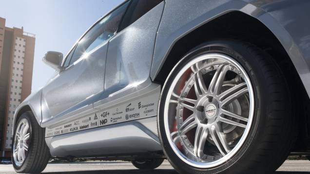 Destaque para pintura metalizada e os logos de todas empresas envolvidas no trabalho da Rinspeed | <a href="https://preprod.quatrorodas.abril.com.br/noticias/saloes/genebra-2015/rinspeed-transforma-bmw-i3-algo-ainda-mais-futurista-838080.shtml" rel="migration">Leia mais</a> Destaque para pintura metalizada e os logos de todas empresas envolvidas no trabalho da Rinspeed | <a href="https://preprod.quatrorodas.abril.com.br/noticias/saloes/genebra-2015/rinspeed-transforma-bmw-i3-algo-ainda-mais-futurista-838080.shtml" rel="migration">Leia mais</a>