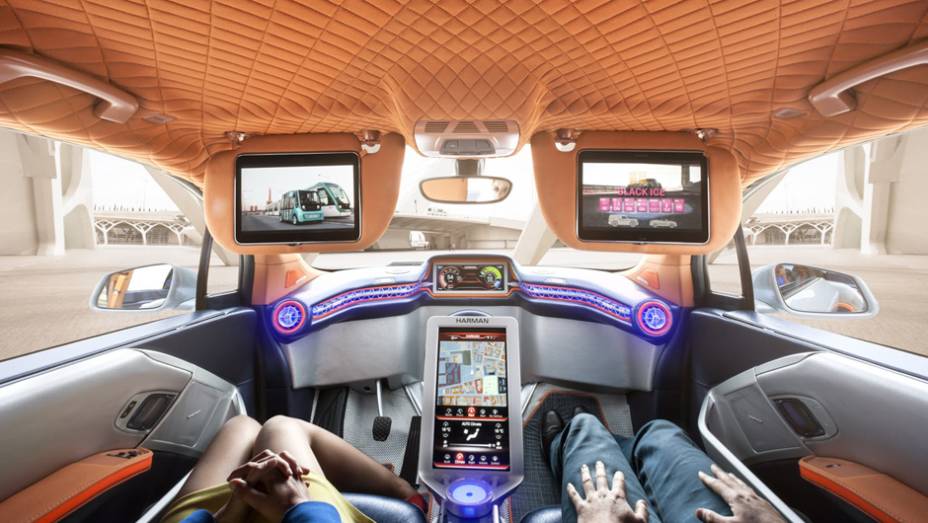 Interior parece uma nave espacial com grandes telas do sistema de entretenimento e informação | <a href="https://preprod.quatrorodas.abril.com.br/noticias/saloes/genebra-2015/rinspeed-transforma-bmw-i3-algo-ainda-mais-futurista-838080.shtml" rel="migration">Leia mais</a>