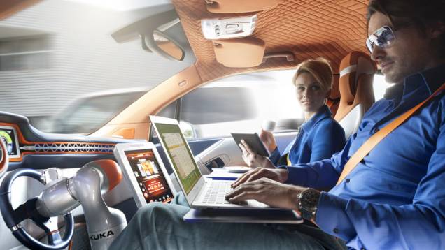 Com a direção autônoma ativada, conforto para os dois ocupantes se distraírem no trajeto | <a href="https://preprod.quatrorodas.abril.com.br/noticias/saloes/genebra-2015/rinspeed-transforma-bmw-i3-algo-ainda-mais-futurista-838080.shtml" rel="migration">Leia mais</a> Com a direção autônoma ativada, conforto para os dois ocupantes se distraírem no trajeto | <a href="https://preprod.quatrorodas.abril.com.br/noticias/saloes/genebra-2015/rinspeed-transforma-bmw-i3-algo-ainda-mais-futurista-838080.shtml" rel="migration">Leia mais</a>