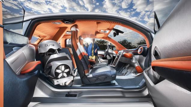 Carro vem com dois patinetes elétricos atrás e conta ainda com portas suicidas | <a href="https://preprod.quatrorodas.abril.com.br/noticias/saloes/genebra-2015/rinspeed-transforma-bmw-i3-algo-ainda-mais-futurista-838080.shtml" rel="migration">Leia mais</a> Carro vem com dois patinetes elétricos atrás e conta ainda com portas suicidas | <a href="https://preprod.quatrorodas.abril.com.br/noticias/saloes/genebra-2015/rinspeed-transforma-bmw-i3-algo-ainda-mais-futurista-838080.shtml" rel="migration">Leia mais</a>