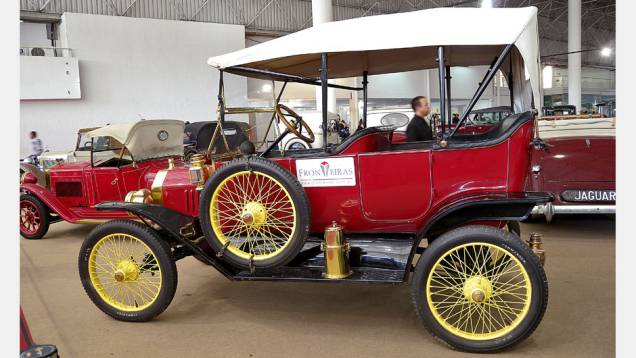 Ford T, o modelo mais antigo do salão, produzido em 1911 Ford T, o modelo mais antigo do salão, produzido em 1911