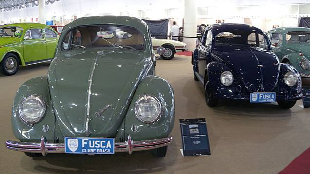 VW Fusca Sedan Luxo 1950 (esq.) e VW Fusca Standard 1955 (dir.) VW Fusca Sedan Luxo 1950 (esq.) e VW Fusca Standard 1955 (dir.)