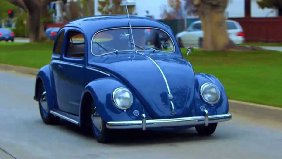 O primeiro episódio mostra um Volkswagen fabricado em 1952, equipado com um motor de 25 cv; o entrevistado é Larry David | <a href="https://preprod.quatrorodas.abril.com.br/noticias/entretenimento/jerry-seinfeld-estrela-talk-show-carros-antigos-704985.shtml" rel="migration">Leia ma</a>