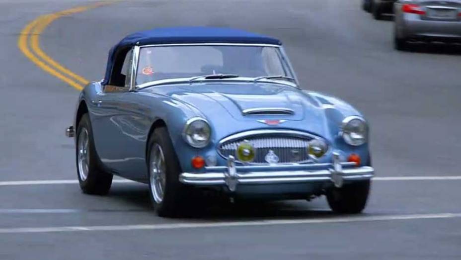 No segundo episódio, a estrela é um Austin Healey 3000 1967, um dos esportivo ingleses mais belos da história; quem acompanha o Austin é o também britânico Ricky Gervais | <a href="https://preprod.quatrorodas.abril.com.br/noticias/entretenimento/jerry-seinfeld-estr" rel="migration"></a>