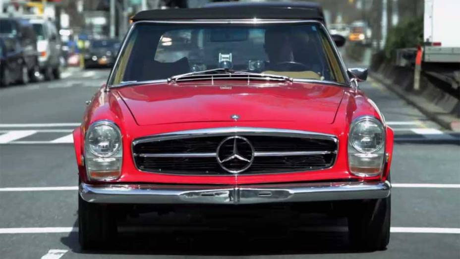 Um reluzente Mercedes-Benz 280 SL, com motor 2.8 de 170 cv, chama a atenção no episódio em que o renomado ator Alec Baldwin é o convidado | <a href="https://preprod.quatrorodas.abril.com.br/noticias/entretenimento/jerry-seinfeld-estrela-talk-show-carros-antigos-704" rel="migration"></a>