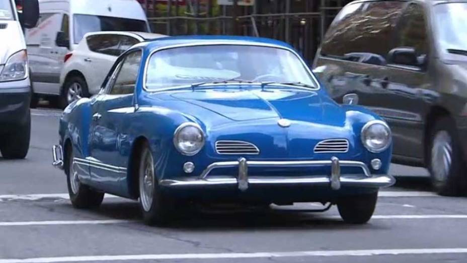 O raro VW Karmann-Ghia 1963 ficou ainda melhor com motor, suspensão e freios vindos do Porsche 912; sorte de Joel Hodgson, que pode desfrutar um passeio neste belo esportivo | <a href="https://preprod.quatrorodas.abril.com.br/noticias/entretenimento/jerry-seinfeld-" rel="migration"></a>