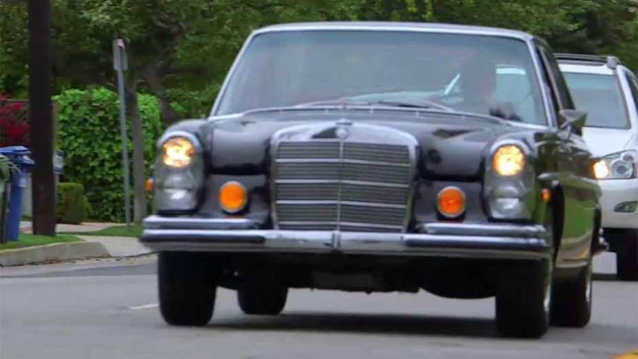 O classudo Mercedes-Benz SEL 6.3 V8, fabricado em 1970, tinha potência de sobra: 300 cv; o convidado do episódio foi Bob Einstein | <a href="https://preprod.quatrorodas.abril.com.br/noticias/entretenimento/jerry-seinfeld-estrela-talk-show-carros-antigos-704985.shtm" rel="migration"></a>