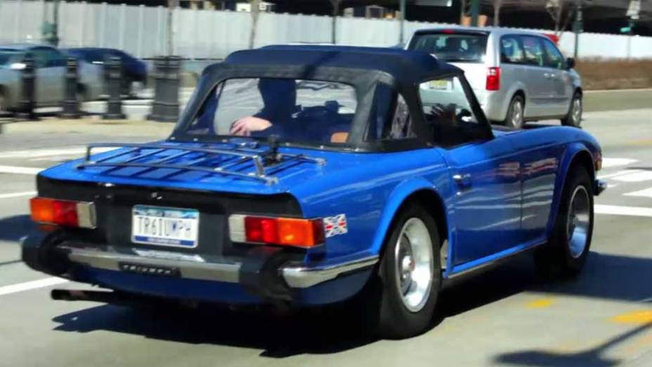 O belo Triumph TR6 1976 chamava atenção tanto pelo visual esportivo quanto pelo ronco que saía dos escapamentos | <a href="https://preprod.quatrorodas.abril.com.br/noticias/entretenimento/jerry-seinfeld-estrela-talk-show-carros-antigos-704985.shtml" rel="migration">Leia mais</a>