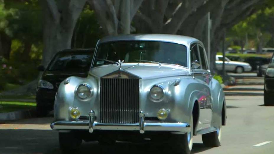 Seinfeld mostra ter bom gosto levando seu Rolls-Royce Silver Cloud II 1960 para passear; o sedã tinha um enorme motor V8 e imponência de sobra para desfilar pelas ruas | <a href="https://preprod.quatrorodas.abril.com.br/noticias/entretenimento/jerry-seinfeld-estrel" rel="migration"></a>