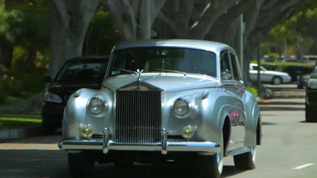 Seinfeld mostra ter bom gosto levando seu Rolls-Royce Silver Cloud II 1960 para passear; o sedã tinha um enorme motor V8 e imponência de sobra para desfilar pelas ruas | <a href="https://preprod.quatrorodas.abril.com.br/noticias/entretenimento/jerry-seinfeld-estrel" rel="migration"></a> Seinfeld mostra ter bom gosto levando seu Rolls-Royce Silver Cloud II 1960 para passear; o sedã tinha um enorme motor V8 e imponência de sobra para desfilar pelas ruas | <a href="https://preprod.quatrorodas.abril.com.br/noticias/entretenimento/jerry-seinfeld-estrel" rel="migration"></a>