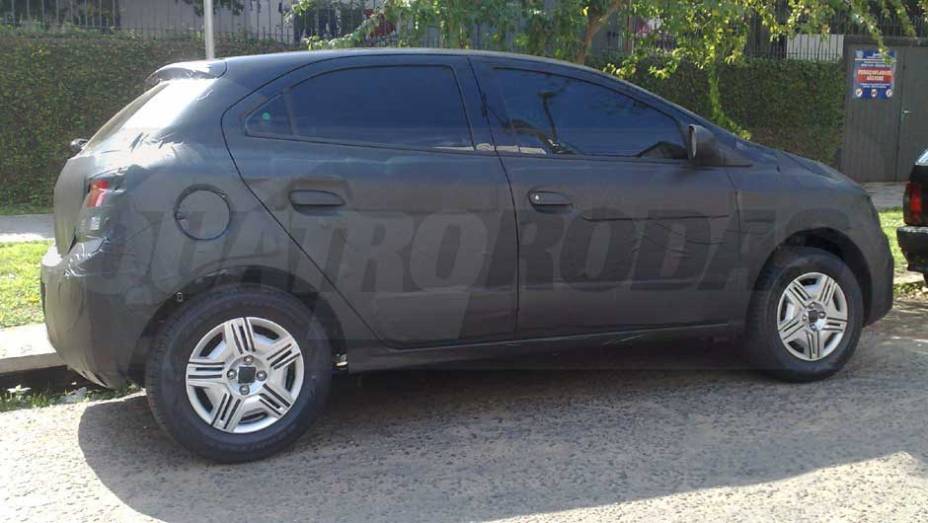 O Ônix usará versões evoluídas dos conhecidos motores 1.0 e 1.4 empregados no Celta; haverá também uma versão sedã, que deve tomar o lugar do Prisma | <a href="https://preprod.quatrorodas.abril.com.br/noticias/segredo/vergonha-chevrolet-onix-desfila-pelas-ruas-6991" rel="migration"></a>