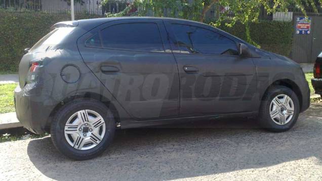 O Ônix usará versões evoluídas dos conhecidos motores 1.0 e 1.4 empregados no Celta; haverá também uma versão sedã, que deve tomar o lugar do Prisma | <a href="https://preprod.quatrorodas.abril.com.br/noticias/segredo/vergonha-chevrolet-onix-desfila-pelas-ruas-6991" rel="migration"></a> O Ônix usará versões evoluídas dos conhecidos motores 1.0 e 1.4 empregados no Celta; haverá também uma versão sedã, que deve tomar o lugar do Prisma | <a href="https://preprod.quatrorodas.abril.com.br/noticias/segredo/vergonha-chevrolet-onix-desfila-pelas-ruas-6991" rel="migration"></a>