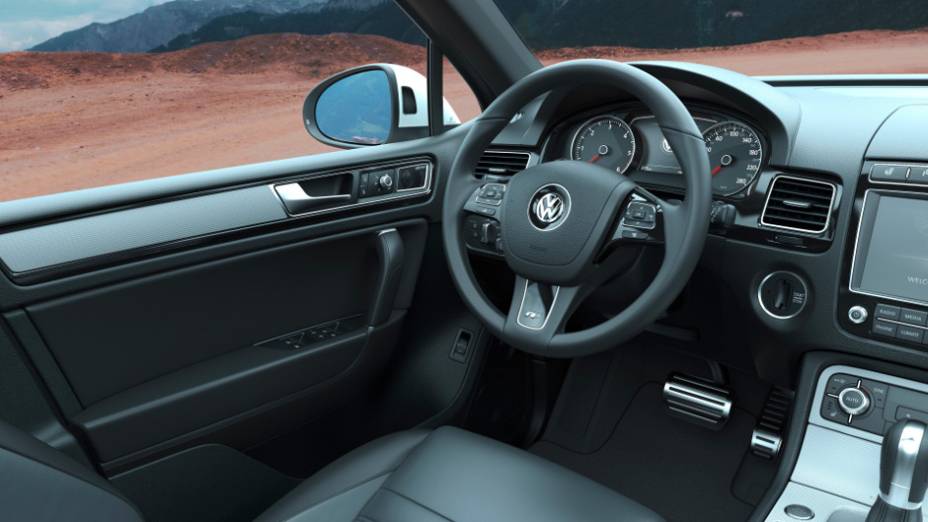 No interior, destaque para o volante multifuncional e para a central multimídia com GPS - <a href="https://preprod.quatrorodas.abril.com.br/noticias/fabricantes/vw-lanca-novos-jetta-touareg-840644.shtml" rel="migration">Leia mais</a>