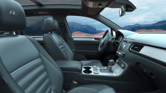 Versão R-Line, a mais equipada e única com motor V8, conta com ar-condicionado quadrizone e suspensão a ar - <a href="https://preprod.quatrorodas.abril.com.br/noticias/fabricantes/vw-lanca-novos-jetta-touareg-840644.shtml" rel="migration">Leia mais</a> Versão R-Line, a mais equipada e única com motor V8, conta com ar-condicionado quadrizone e suspensão a ar - <a href="https://preprod.quatrorodas.abril.com.br/noticias/fabricantes/vw-lanca-novos-jetta-touareg-840644.shtml" rel="migration">Leia mais</a>