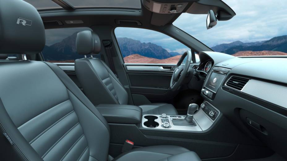 Vers&atilde;o R-Line, a mais equipada e &uacute;nica com motor V8, conta com ar-condicionado quadrizone e suspens&atilde;o a ar - <a href="https://preprod.quatrorodas.abril.com.br/noticias/fabricantes/vw-lanca-novos-jetta-touareg-840644.shtml" rel="migration">Leia mais</a>