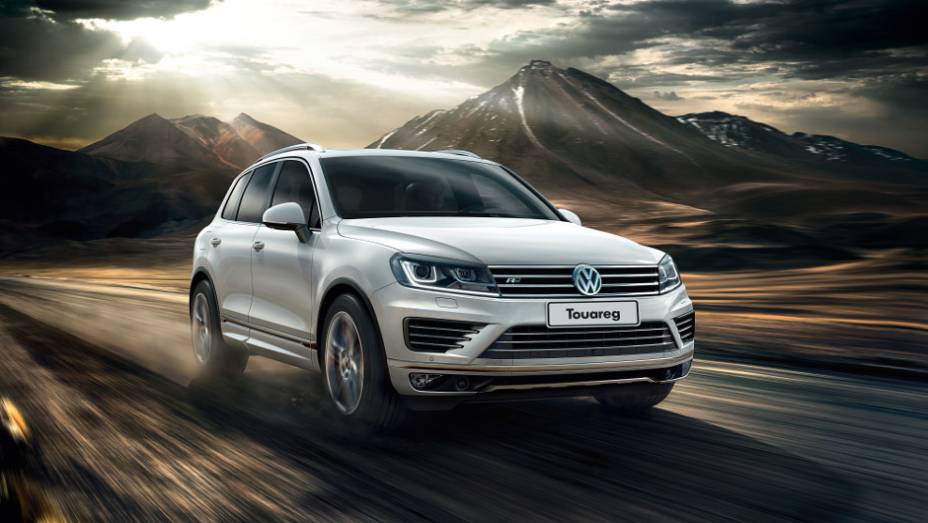 Versão topo de linha, R-Line tem para-choques exclusivos, rodas de aro 20 e frisos cromados - <a href="https://preprod.quatrorodas.abril.com.br/noticias/fabricantes/vw-lanca-novos-jetta-touareg-840644.shtml" rel="migration">Leia mais</a>