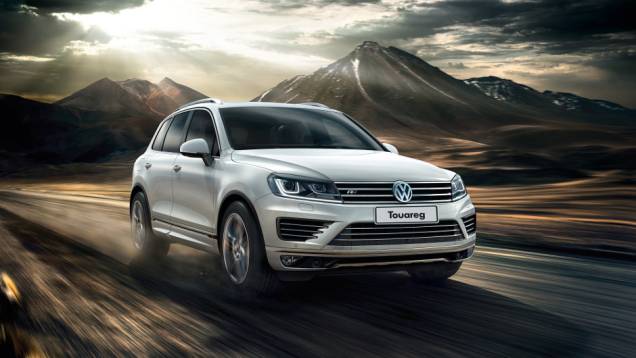 Versão topo de linha, R-Line tem para-choques exclusivos, rodas de aro 20 e frisos cromados - <a href="https://preprod.quatrorodas.abril.com.br/noticias/fabricantes/vw-lanca-novos-jetta-touareg-840644.shtml" rel="migration">Leia mais</a> Versão topo de linha, R-Line tem para-choques exclusivos, rodas de aro 20 e frisos cromados - <a href="https://preprod.quatrorodas.abril.com.br/noticias/fabricantes/vw-lanca-novos-jetta-touareg-840644.shtml" rel="migration">Leia mais</a>