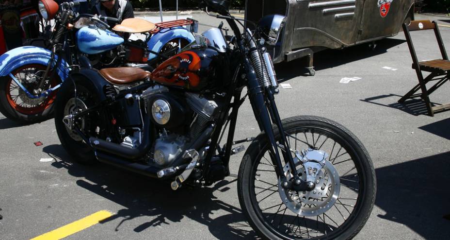 Harley-Davidson choppper com mola sob o selin de couro e frente springer com amortecedor sob o farol | <a href="https://preprod.quatrorodas.abril.com.br/moto/noticias/two-wheels-brazil-reune-fabricantes-nacionais-americanos-motos-vintage-644346.shtml" rel="migration">Leia mais</a>