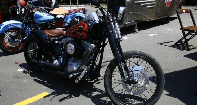 Harley-Davidson choppper com mola sob o selin de couro e frente springer com amortecedor sob o farol | <a href="https://preprod.quatrorodas.abril.com.br/moto/noticias/two-wheels-brazil-reune-fabricantes-nacionais-americanos-motos-vintage-644346.shtml" rel="migration">Leia mais</a> Harley-Davidson choppper com mola sob o selin de couro e frente springer com amortecedor sob o farol | <a href="https://preprod.quatrorodas.abril.com.br/moto/noticias/two-wheels-brazil-reune-fabricantes-nacionais-americanos-motos-vintage-644346.shtml" rel="migration">Leia mais</a>