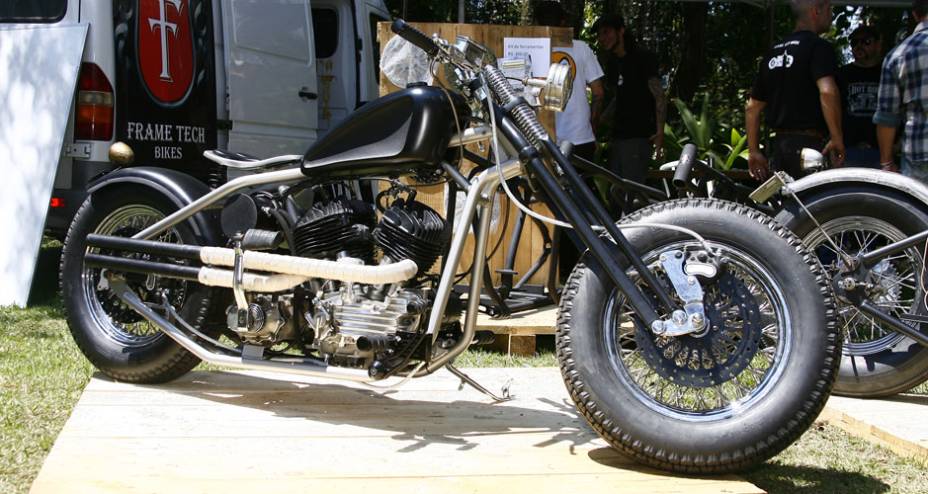 Chopper com motor V2 antigo e chassi artesanal "rabo duro" (sem suspensão na traseira), com frente springer | <a href="https://preprod.quatrorodas.abril.com.br/moto/noticias/two-wheels-brazil-reune-fabricantes-nacionais-americanos-motos-vintage-644346.shtml" rel="migration">Leia ma</a>