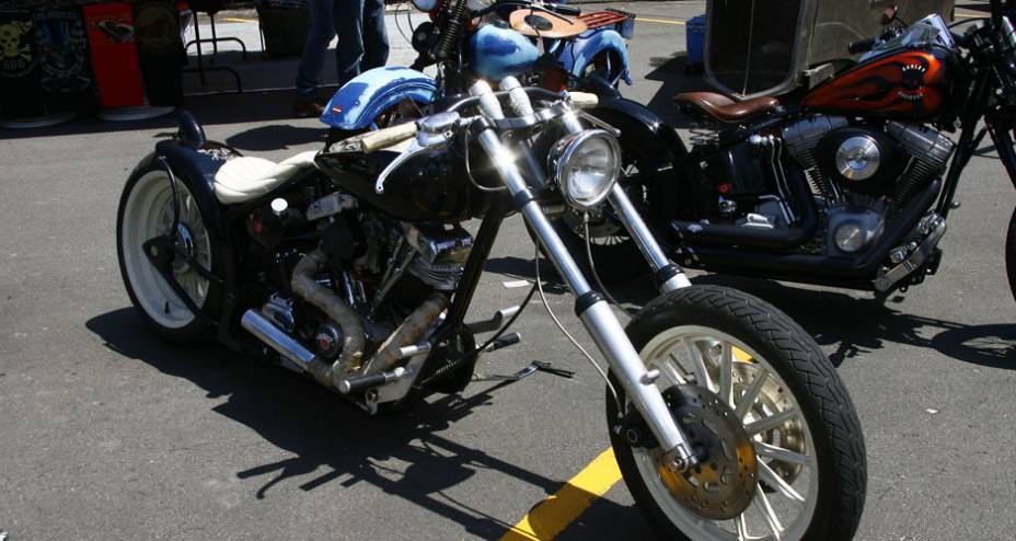 Chopper com motor Harley-Davidson escape dois em um bem curto, chassi softail e guidão de moto esportiva dos anos 50 | <a href="https://preprod.quatrorodas.abril.com.br/moto/noticias/two-wheels-brazil-reune-fabricantes-nacionais-americanos-motos-vintage-644346.shtm" rel="migration"></a>