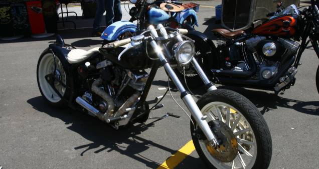 Chopper com motor Harley-Davidson escape dois em um bem curto, chassi softail e guidão de moto esportiva dos anos 50 | <a href="https://preprod.quatrorodas.abril.com.br/moto/noticias/two-wheels-brazil-reune-fabricantes-nacionais-americanos-motos-vintage-644346.shtm" rel="migration"></a> Chopper com motor Harley-Davidson escape dois em um bem curto, chassi softail e guidão de moto esportiva dos anos 50 | <a href="https://preprod.quatrorodas.abril.com.br/moto/noticias/two-wheels-brazil-reune-fabricantes-nacionais-americanos-motos-vintage-644346.shtm" rel="migration"></a>