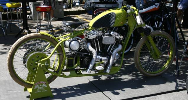 Adaptação ao estilo old school tenta reproduzir com quadro rabo duro e rodas, pneus e selin ao estilo bicicleta uma moto de corrida da década de 30 | <a href="https://preprod.quatrorodas.abril.com.br/moto/noticias/two-wheels-brazil-reune-fabricantes-nacionais-ameri" rel="migration"></a> Adaptação ao estilo old school tenta reproduzir com quadro rabo duro e rodas, pneus e selin ao estilo bicicleta uma moto de corrida da década de 30 | <a href="https://preprod.quatrorodas.abril.com.br/moto/noticias/two-wheels-brazil-reune-fabricantes-nacionais-ameri" rel="migration"></a>