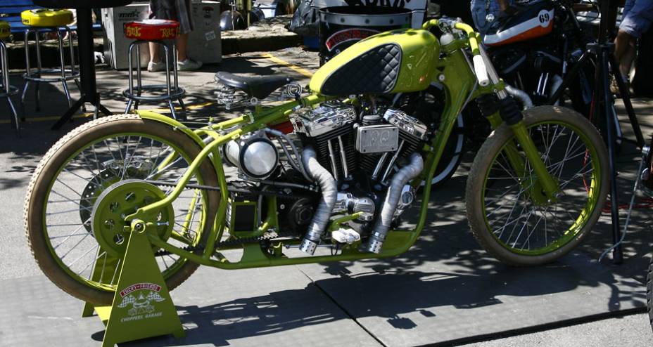 Adapta&ccedil;&atilde;o ao estilo old school tenta reproduzir com quadro rabo duro e rodas, pneus e selin ao estilo bicicleta uma moto de corrida da d&eacute;cada de 30 | <a href="https://preprod.quatrorodas.abril.com.br/moto/noticias/two-wheels-brazil-reune-fabricantes-nacionais-ameri" rel="migration"></a>