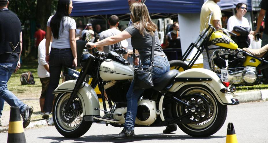 H-D Fat Boy com customização mais leve com pneus de faixa branca, pintura especial com frisos e assento monoposto rebaixado | <a href="https://preprod.quatrorodas.abril.com.br/moto/noticias/two-wheels-brazil-reune-fabricantes-nacionais-americanos-motos-vintage-6443" rel="migration"></a>