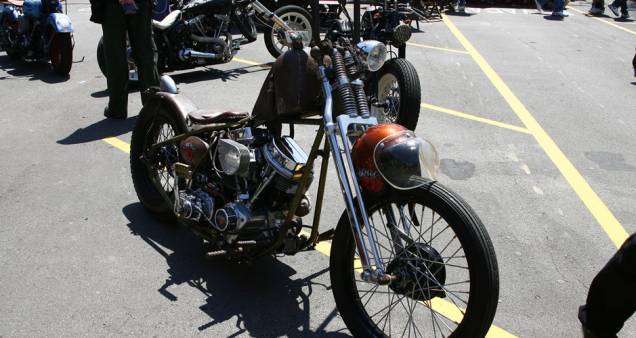 Chopper ao estilo Rat Bike (com aspecto enferrujado) com pedal de partida simulando um de bicicleta, selim fino, rabo duro e motor H-D flathead | <a href="https://preprod.quatrorodas.abril.com.br/moto/noticias/two-wheels-brazil-reune-fabricantes-nacionais-americano" rel="migration"></a> Chopper ao estilo Rat Bike (com aspecto enferrujado) com pedal de partida simulando um de bicicleta, selim fino, rabo duro e motor H-D flathead | <a href="https://preprod.quatrorodas.abril.com.br/moto/noticias/two-wheels-brazil-reune-fabricantes-nacionais-americano" rel="migration"></a>