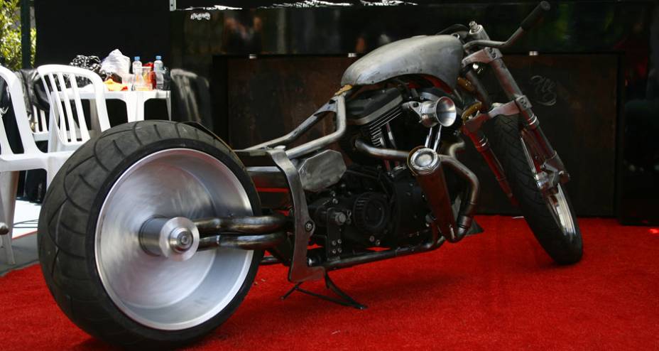 Moto segue o estilo Drag Bike (moto de arrancada) tamb&eacute;m com motor H-D, chassi softail com balan&ccedil;a mono-bra&ccedil;o artesanal, filtro de ar estilo corneta e escape dois em um | <a href="https://preprod.quatrorodas.abril.com.br/moto/noticias/two-wheels-brazil-reune-fabric" rel="migration"></a>
