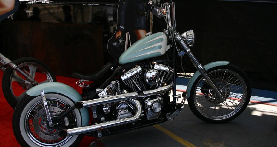 H-D customizada com motor, tanque de óleo, escapes e filtro de ar cromados, para-lama isolado na roda traseira e selin com molas | <a href="https://preprod.quatrorodas.abril.com.br/moto/noticias/two-wheels-brazil-reune-fabricantes-nacionais-americanos-motos-vintage" rel="migration"></a>