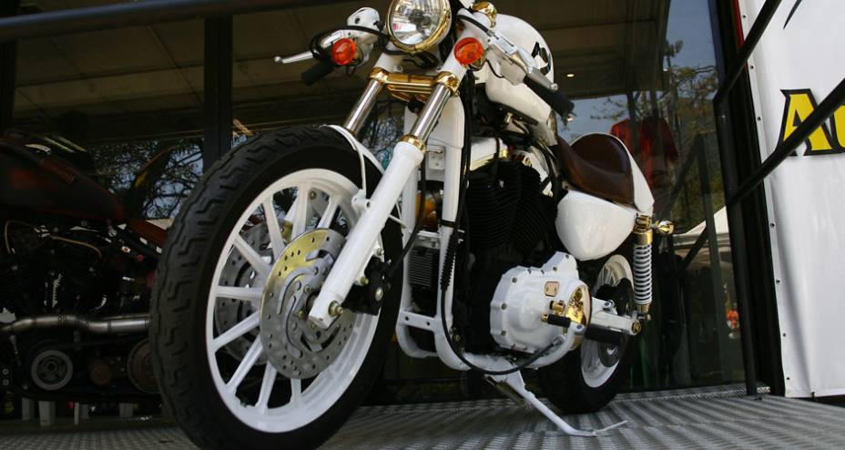 883 Sportster estilo caf&eacute; racer com detalhes dourados, semi-guid&otilde;es fixados nas bengalas e banco individual com rabeta esportiva | <a href="https://preprod.quatrorodas.abril.com.br/moto/noticias/two-wheels-brazil-reune-fabricantes-nacionais-americanos-motos-vintage" rel="migration"></a>