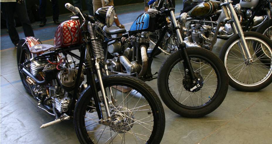 Choppers de variados estilos alinhadas com diferentes motoriza&ccedil;&otilde;es, da esquerda para a direita: motor em V, monocilindro e Twin paralelo | <a href="https://preprod.quatrorodas.abril.com.br/moto/noticias/two-wheels-brazil-reune-fabricantes-nacionais-americanos-motos" rel="migration"></a>