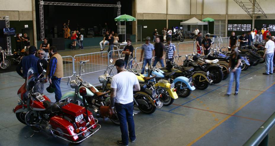 Motos Harley-Davidson customizadas alinhadas no ginásio que recebeu o evento Two Wheels na zona sul de São Paulo | <a href="https://preprod.quatrorodas.abril.com.br/moto/noticias/two-wheels-brazil-reune-fabricantes-nacionais-americanos-motos-vintage-644346.shtml" rel="migration">Le</a>