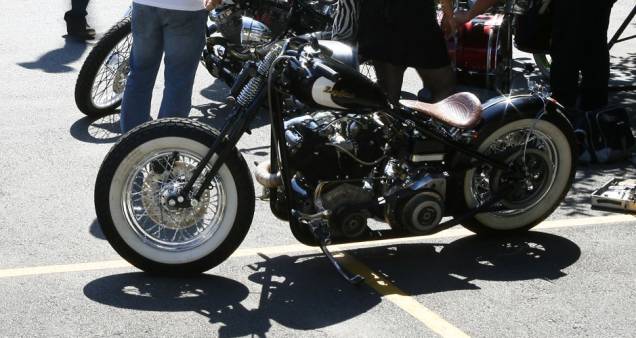 H-D com quadro artesanal rabo duro, selin de couro, pneus faixa branca e frente springer com amortecedor | <a href="https://preprod.quatrorodas.abril.com.br/moto/noticias/two-wheels-brazil-reune-fabricantes-nacionais-americanos-motos-vintage-644346.shtml" rel="migration"></a> H-D com quadro artesanal rabo duro, selin de couro, pneus faixa branca e frente springer com amortecedor | <a href="https://preprod.quatrorodas.abril.com.br/moto/noticias/two-wheels-brazil-reune-fabricantes-nacionais-americanos-motos-vintage-644346.shtml" rel="migration"></a>